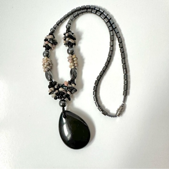 Vintage 80's Hematite Shell Black Beaded Necklace Teardrop Pendant - 20 Inches - Picture 4 of 6